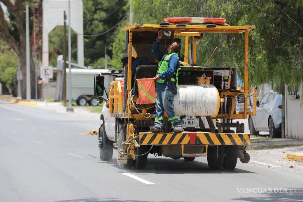 $!Brigadas municipales rehabilitaron la señalización vial y dieron mantenimiento a parques y áreas verdes en distintos sectores de la ciudad.