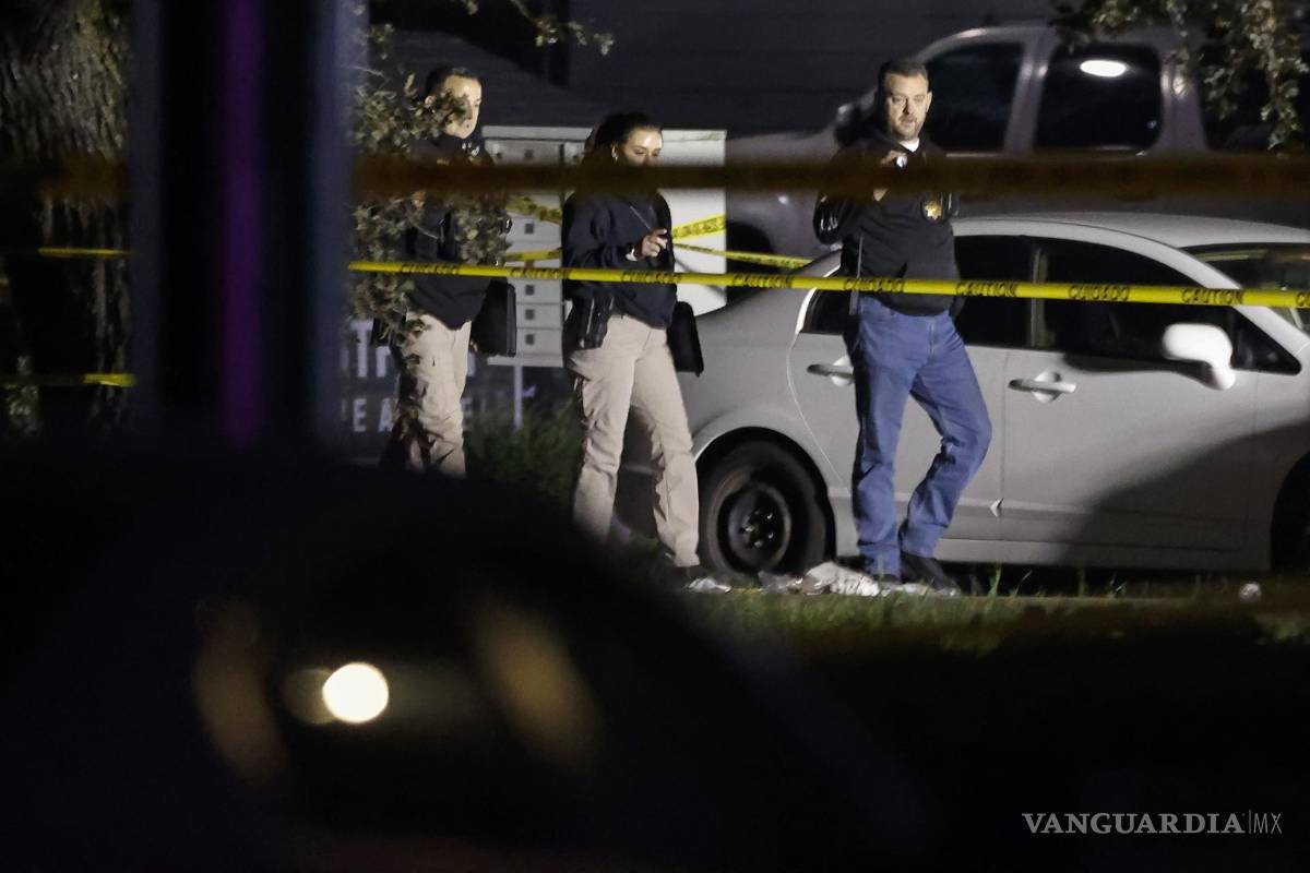 $!Los investigadores del Sheriff del Condado de San Joaquín inspeccionan la escena de un tiroteo masivo en una fiesta de cumpleaños infantil en Stockton, California.