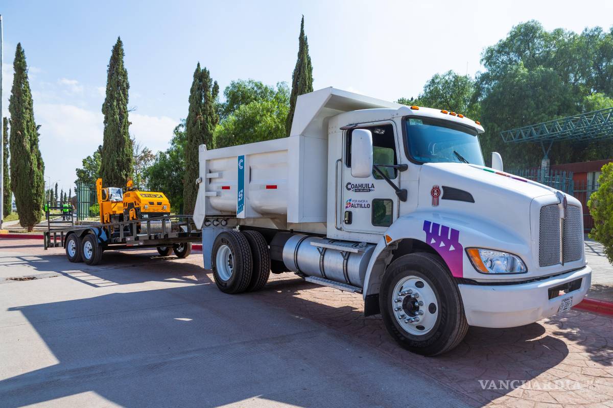 $!Dos camiones materialistas de reciente adquisición ya son utilizados en las labores de bacheo.