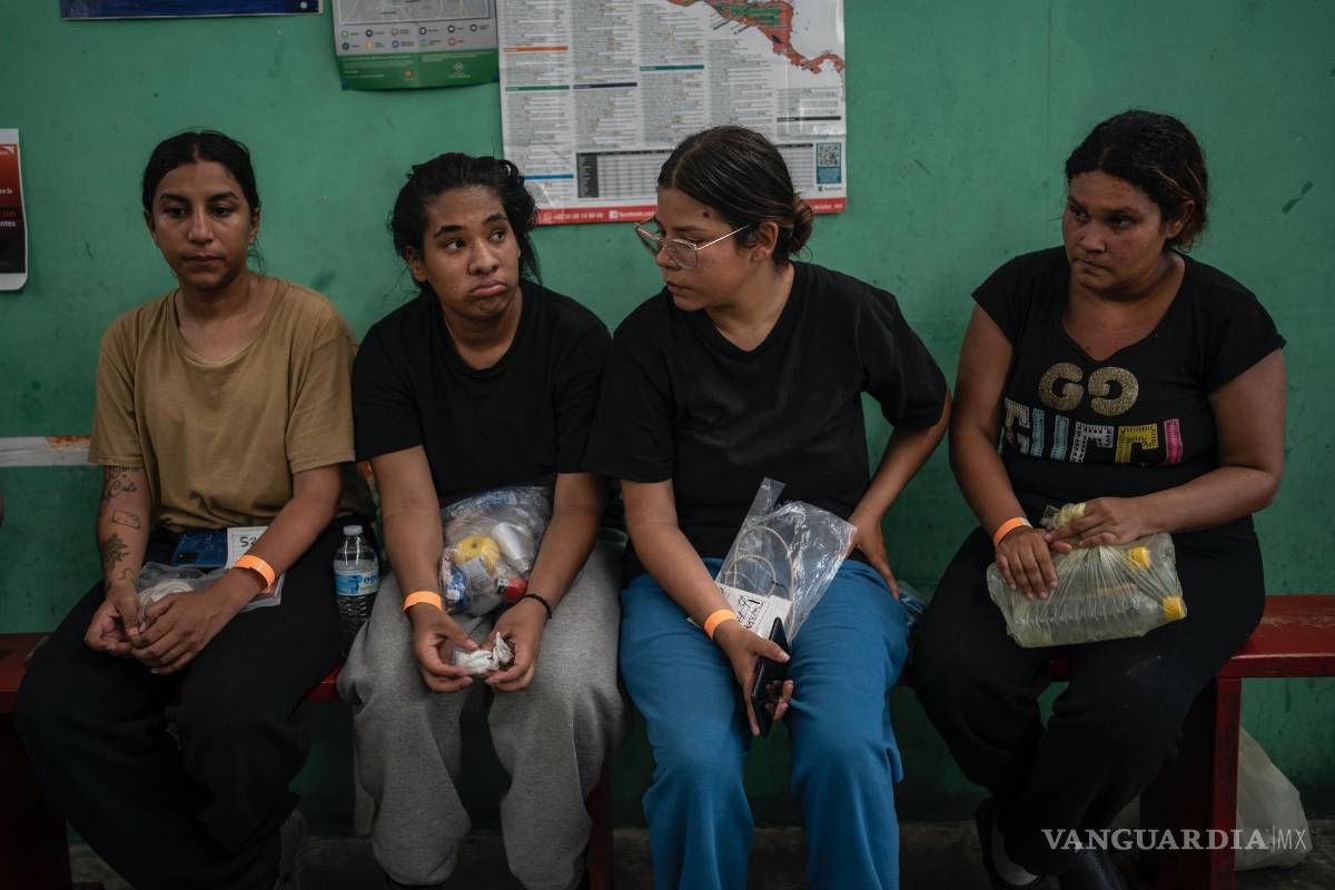 $!La migrante venezolana Yeneska García, segunda de la izquierda, con otros migrantes en el refugio Oasis de Paz del Espíritu Santo Amparito en Villahermosa.