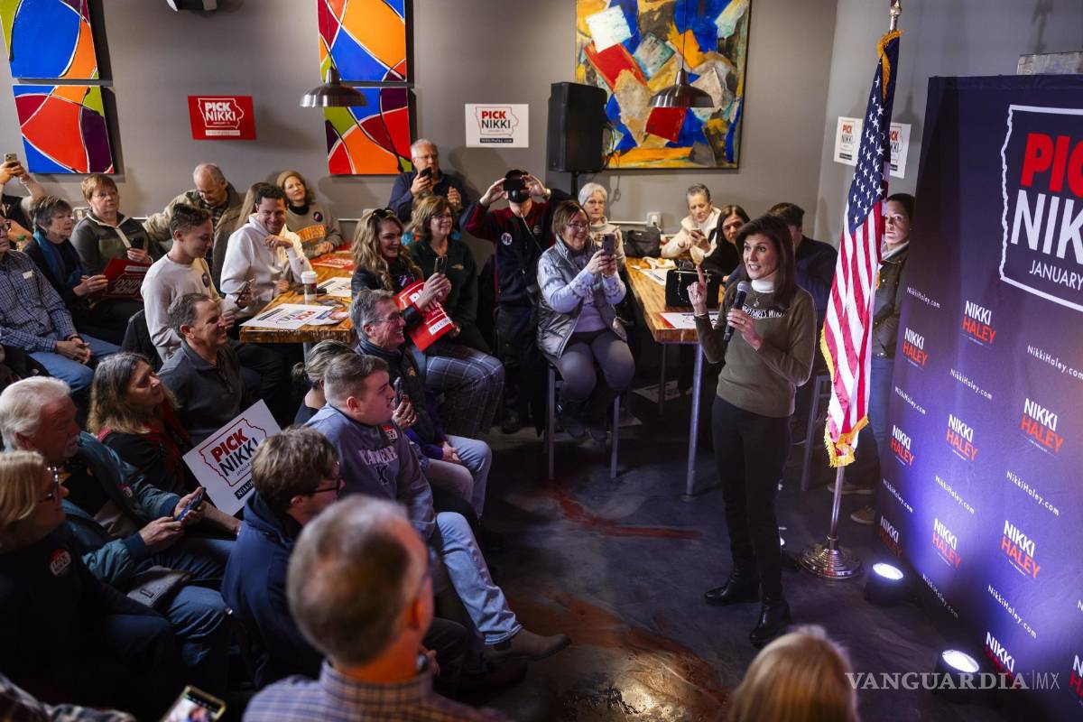 $!La ex gobernadora de Carolina del Sur, Nikki Haley, habla en Second State Brewing Company en Cedar Falls, Iowa.
