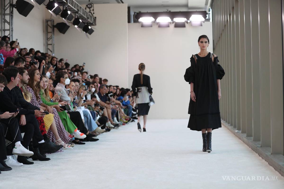 $!Modelos lucen creaciones de diseñador mexicano Armando Takeda en el tercer día de actividades del Mercedes-Benz Fashion Week, en Ciudad de México.