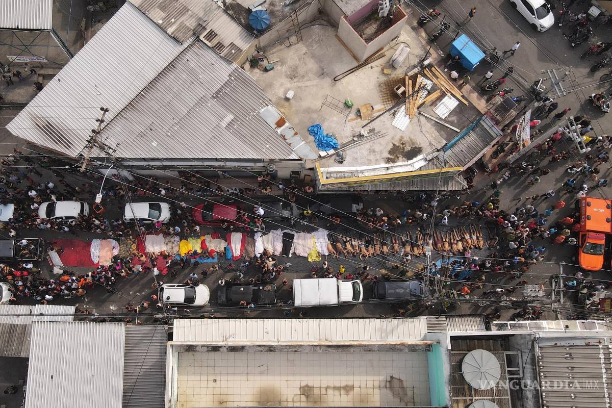 $!Vista aérea de cuerpos sin vida en una calle de Río de Janeiro, Brasil.