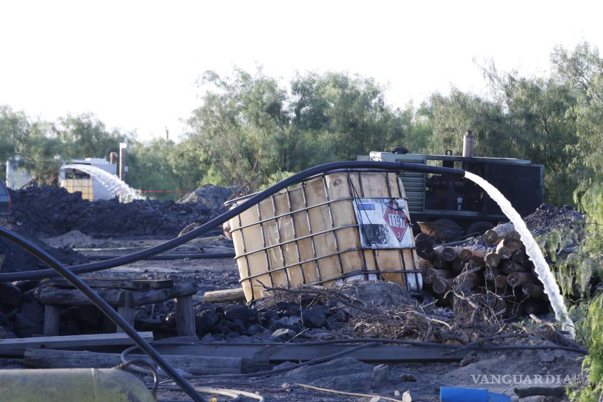 $!A pesar de las labores de extracción de agua, los cuerpos de rescate no han podido hacer que baje el nivel para ingresar hasta los mineros atrapados.
