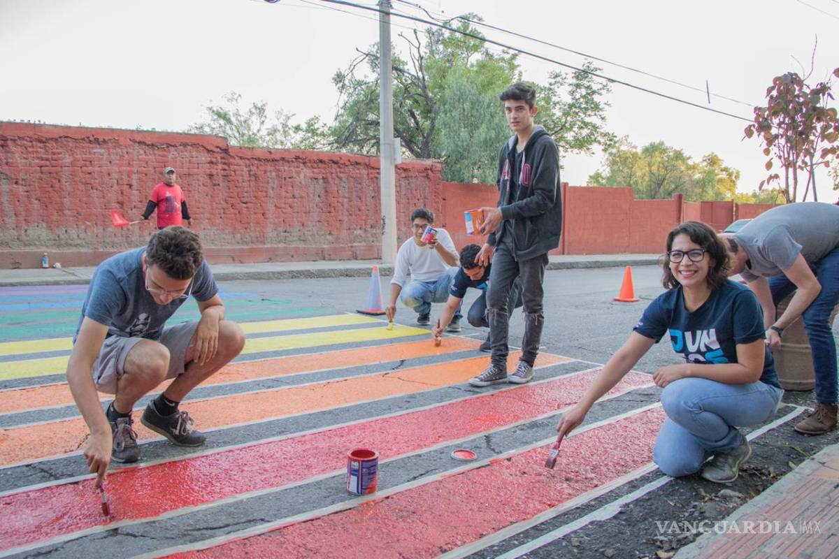 $!¡Saltillo ya presume paso peatonal multicolor!
