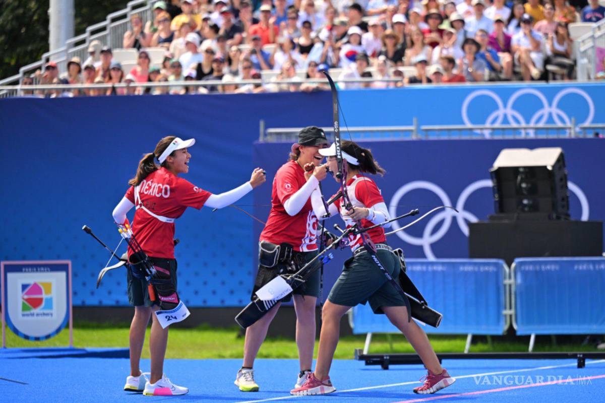 $!Las arqueras Alejandra Valencia, Ana Paula Vázquez, y Ángela Ruiz celebran su victoria sobre Alemania.