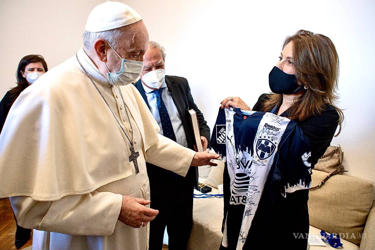 Aficionada del Rayados le regala jersey autografiado al papa Francisco