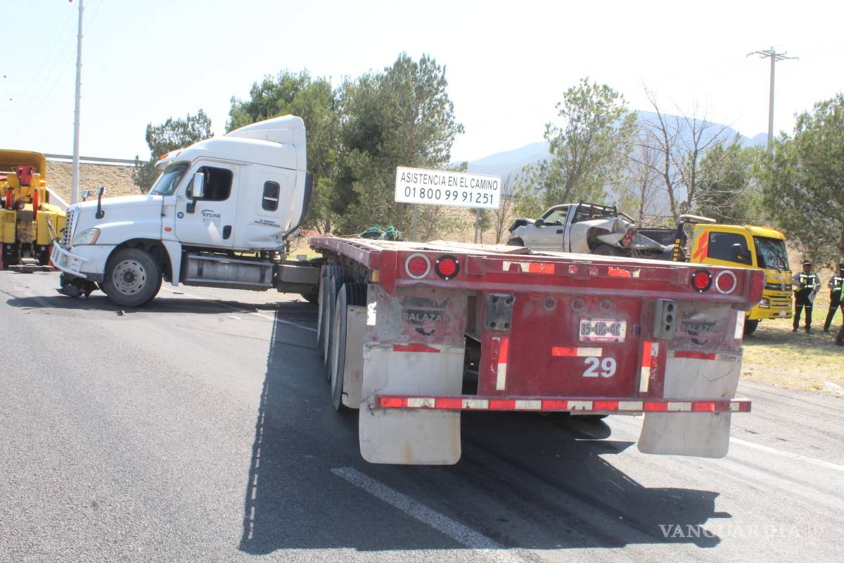 Acelerado tráiler embiste y arrastra camioneta estacionada en acotamiento en la Saltillo-Monterrey
