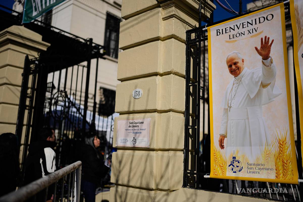 $!Una pancarta del papa León XIV cuelga en el exterior de la iglesia de San Cayetano durante la peregrinación anual en honor a San Cayetano en Buenos Aires.
