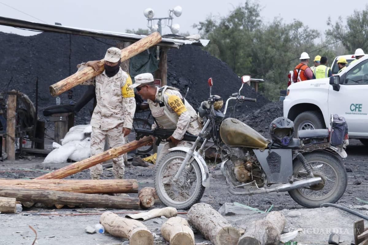 $!Elementos de la Guardia Nacional continúan con labores de limpieza, búsqueda y rescate de los mineros atrapados en pozo de carbón en Sabinas, Coahuila.