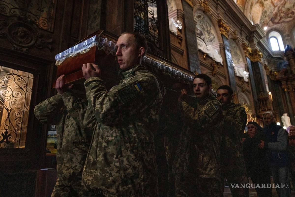 $!La madre del teniente Oliynyk Dmytro, de 40 años, que murió en combate, llora su muerte mientras camina tras el ataúd en su funeral.