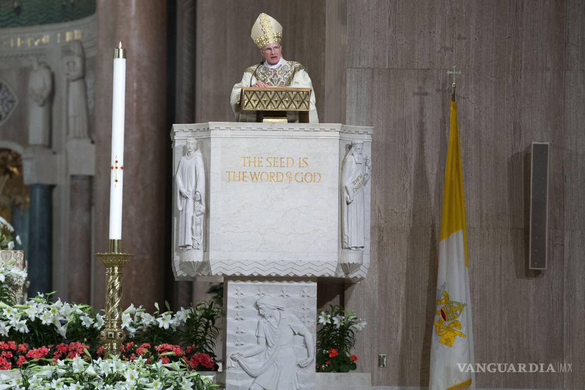 $!El arzobispo consevador Timothy Broglio da una misa del Domingo de Pascua en la Basílica del Santuario Nacional de la Inmaculada Concepción en Washington.