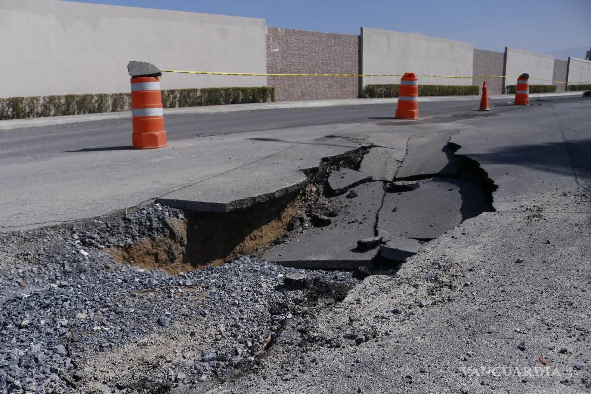 $!Autoridades cercaron el enorme hoyo.