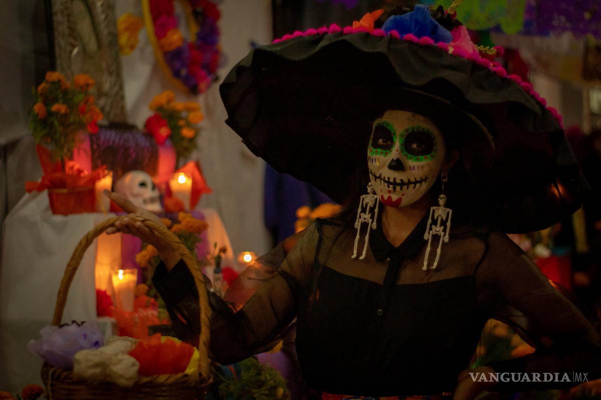 $!En el Día Muertos, las almas deben regresar a casa, por lo que los altares se comenzaron a colocar con el objetivo de ayudarles, de que estos sean una guía.