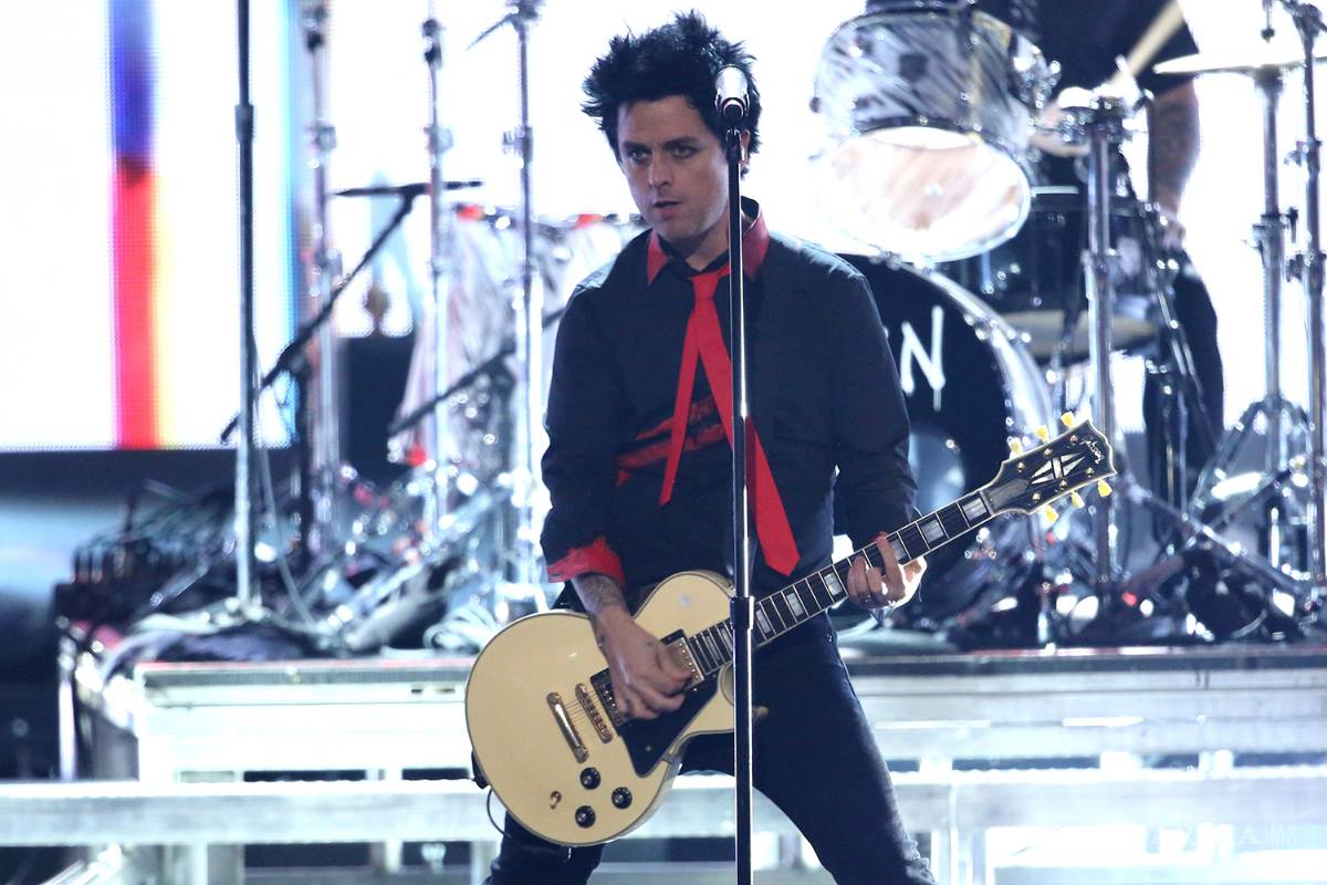 Green Day grita &quot;No a Trump, no al 'KKK', no al fascismo en EU&quot; en los AMAs