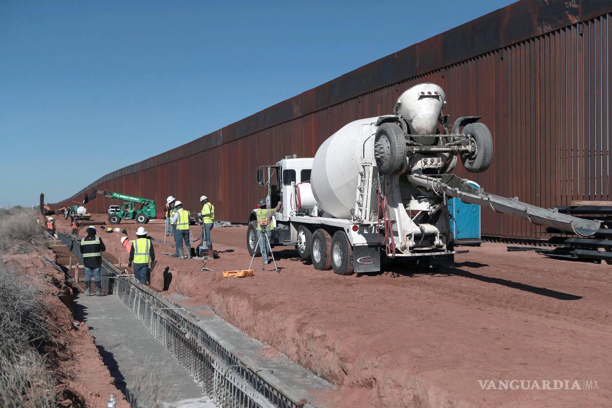 $!La construcción del muro negro fronterizo entre EU y México en la zona de Santa Teresa, frente a Ciudad Juárez, forma parte de un proyecto impulsado por Trump.