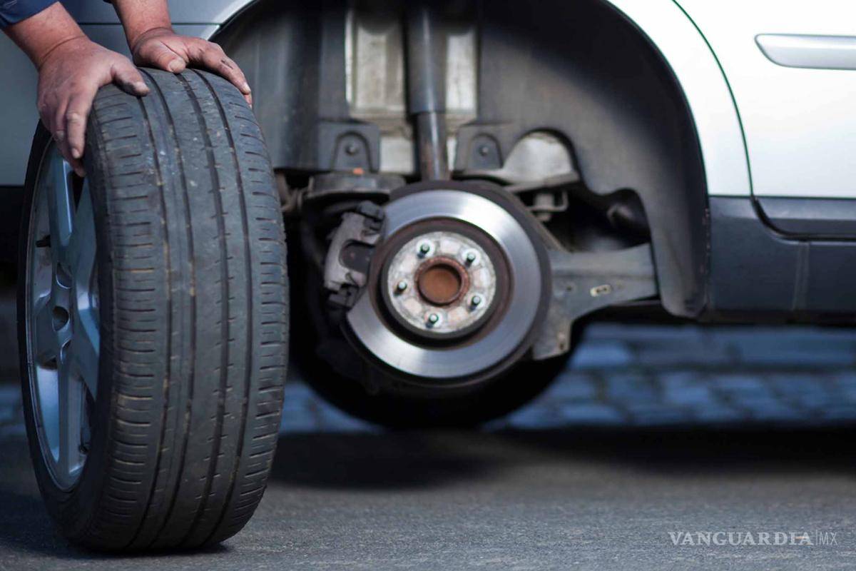 ¿Cambiarás solo 2 llantas de tu auto?... así debes colocarlas para evitar accidentes