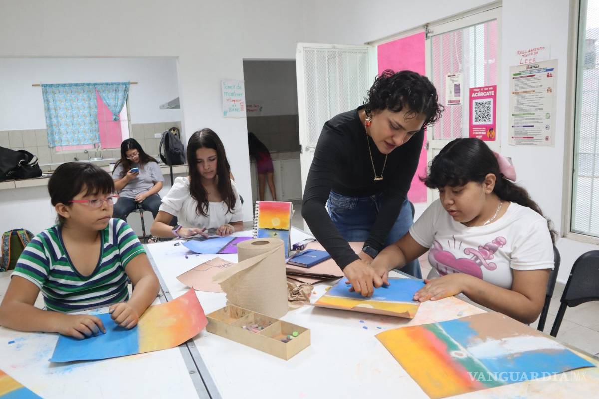 $!Durante el taller, a cargo de Mariana Montañez, los participantes trabajaron con la técnica de gis pastel.