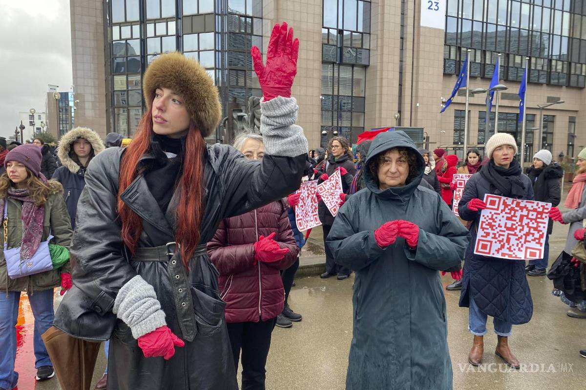 $!Mujeres voluntarias en la 'performance' ‘Secret Strike' de la artista española Alicia Framis contra la violencia de género en Bruselas este viernes en Bruselas.