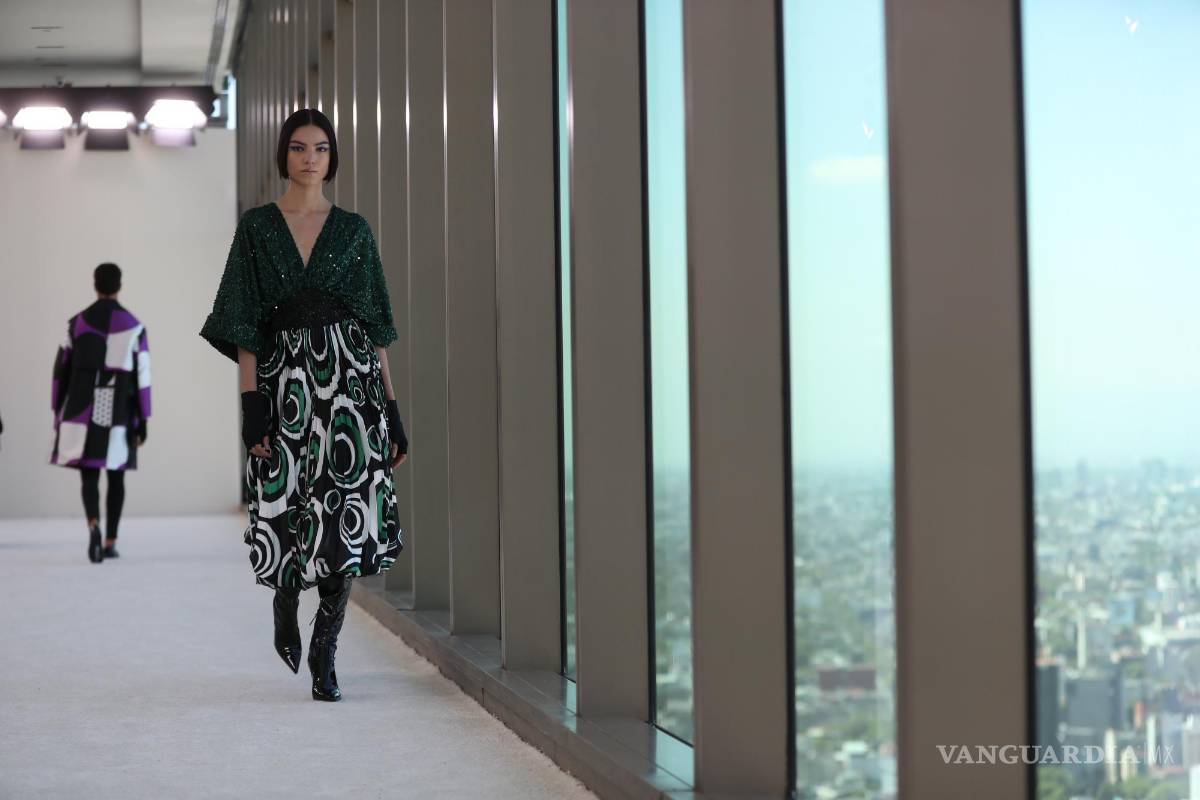 $!Modelos luces las creaciones del diseñador mexicano Benito Santos, en el tercer día de actividades del Mercedes-Benz Fashion Week, en Ciudad de México.