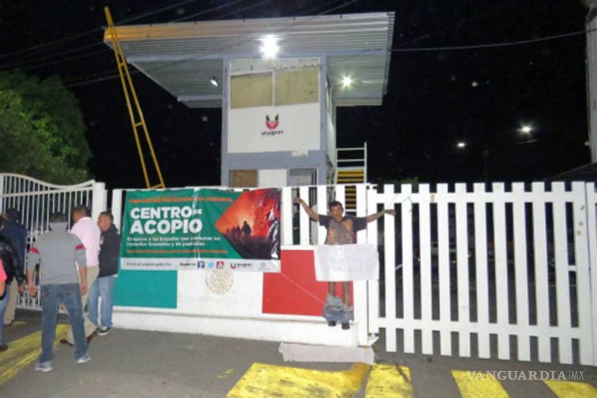 Exhiben a presunto ladrón en alcaldía de Uruapan; lo amarran a la puerta principal