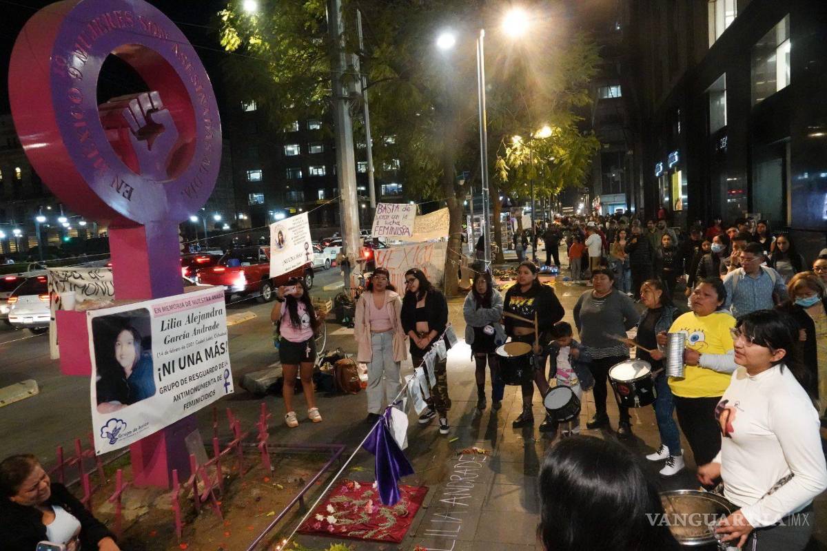 $!CIUDAD DE MÉXICO, 14 FEBRERO 2023.- Norma Alejandra, madre de Lilia Alejandra García Andrade, víctima de feminicidio en 2001 en Ciudad Juárez, Chihuahua, acompañada de sus nietos Jade y Caleb y mujeres de diversas colectivas feministas realizaron una batucada en el marco de su Aniversario 22 en la Antimonementa