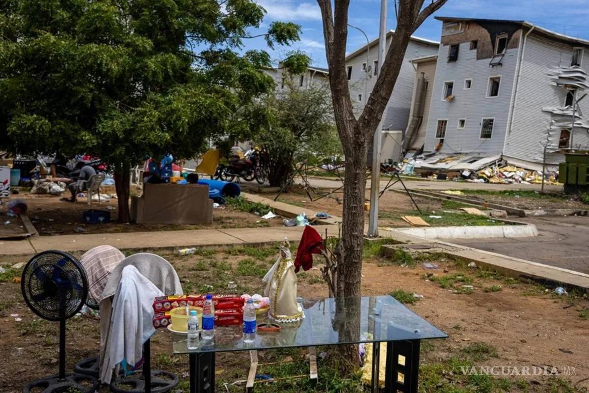 $!Un campamento frente a edificios destruidos en La Guaira, Venezuela.