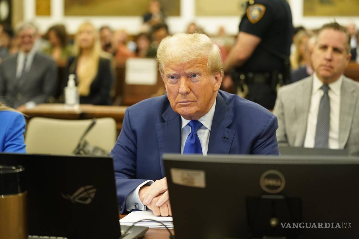 $!El expresidente estadounidense Donald Trump comparece ante el tribunal durante su juicio por fraude civil en la Corte Suprema del Estado de Nueva York.