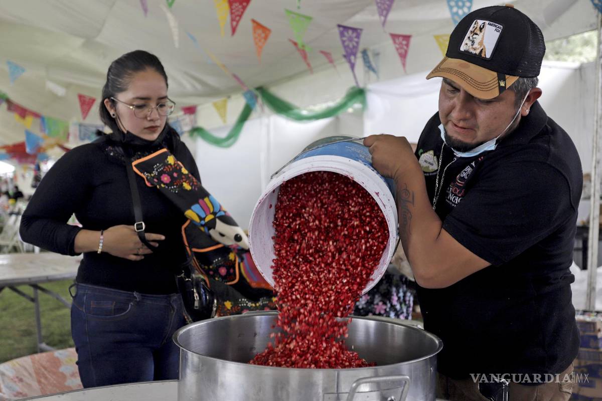 $!Vista de la fruta de granada para la elaboración de chiles en nogada en la feria del típico platillo en San Nicolás de los Ranchos, Puebla (México).
