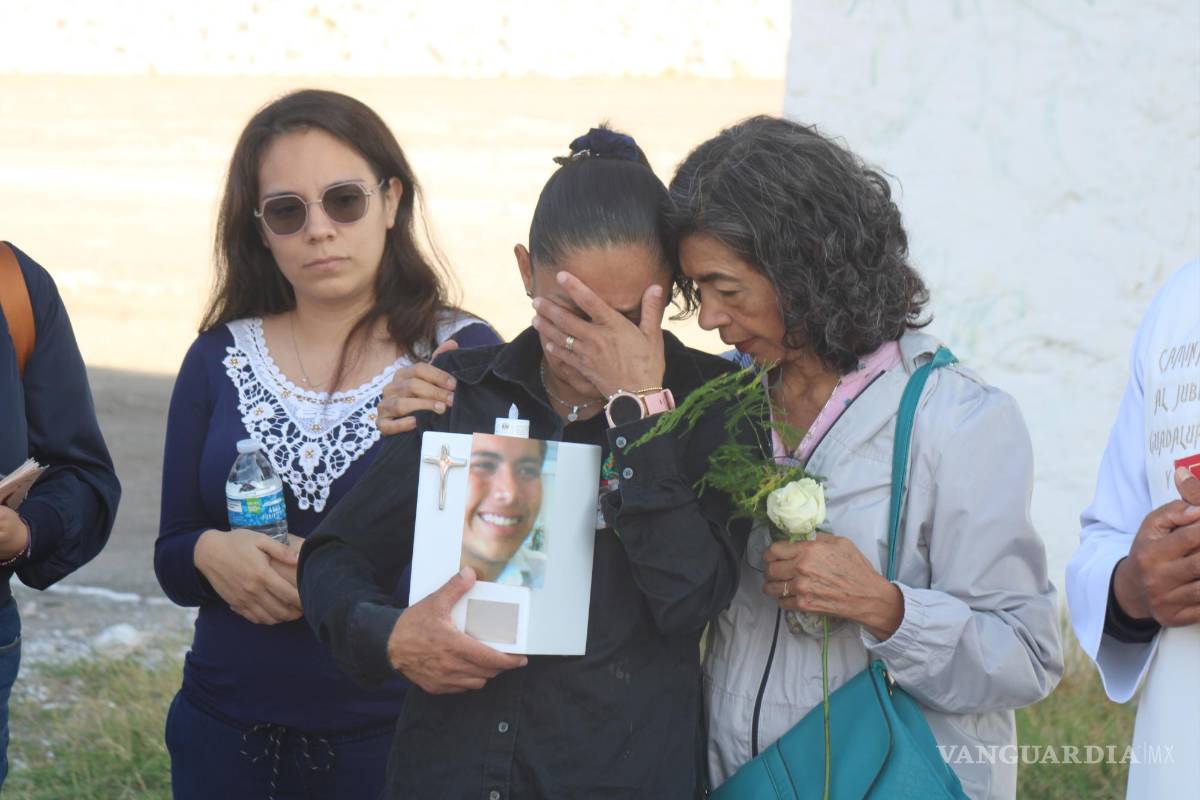 $!Diana Iris García, integrante de Fuundec, consuela a Marcela durante el ritual de exequias realizado en el lugar donde fue hallado Cosme la noche de su asesinato.