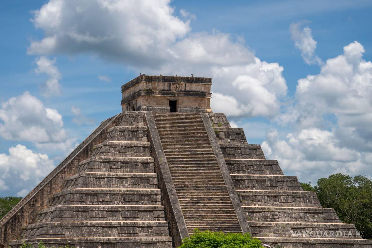 $!Las culturas ancestrales dominaban los ciclos solares. En Chichén Itzá, el juego de luces y sombras durante las fechas equinocciales crea la ilusión óptica de la serpiente emplumada descendiendo por la escalinata de piedra.