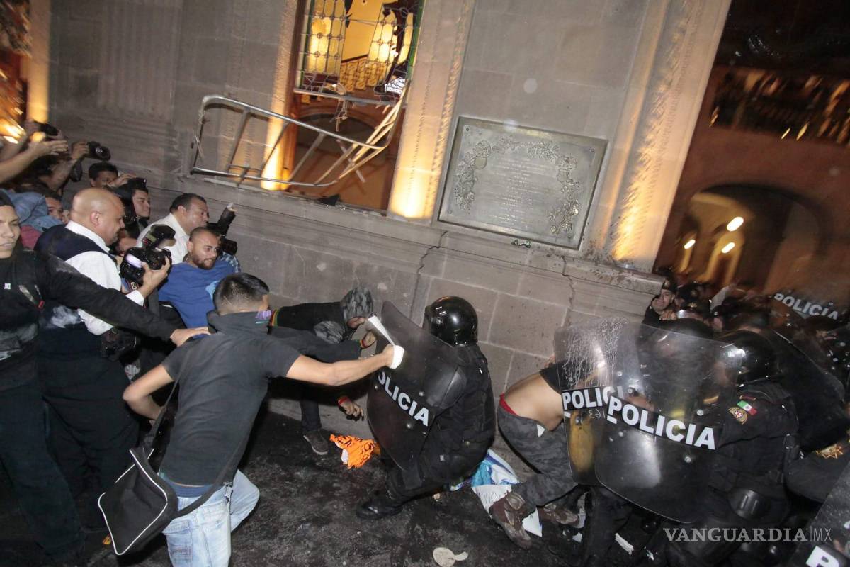 $!32 detenidos y 6 lesionados es el saldo final por protestas en Nuevo León