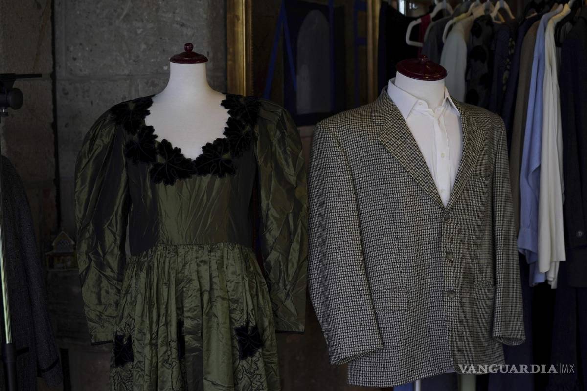 $!Prendas de ropa que pertenecieron al Nobel colombiano Gabriel García Márquez y su esposa Mercedes forman parte de una venta benéfica en la que por años fue su casa en la Ciudad de México. AP/Fernando Llano