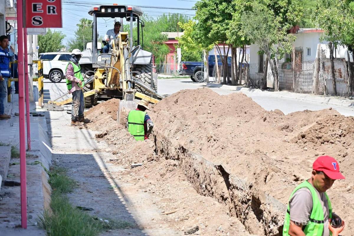 $!Carlos Villarreal supervisó trabajos de rehabilitación de redes de agua en distintos sectores de Monclova.
