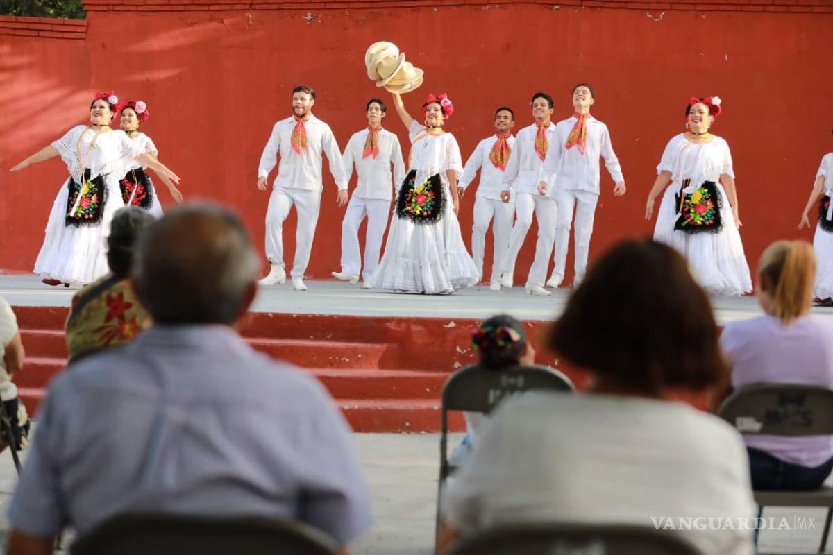 $!Integrantes de la Compañía Folklórica Ixtle-Coahuila llenaron de color la plaza de la colonia La Madrid con el montaje Entre Sones, Listones y Tradiciones.