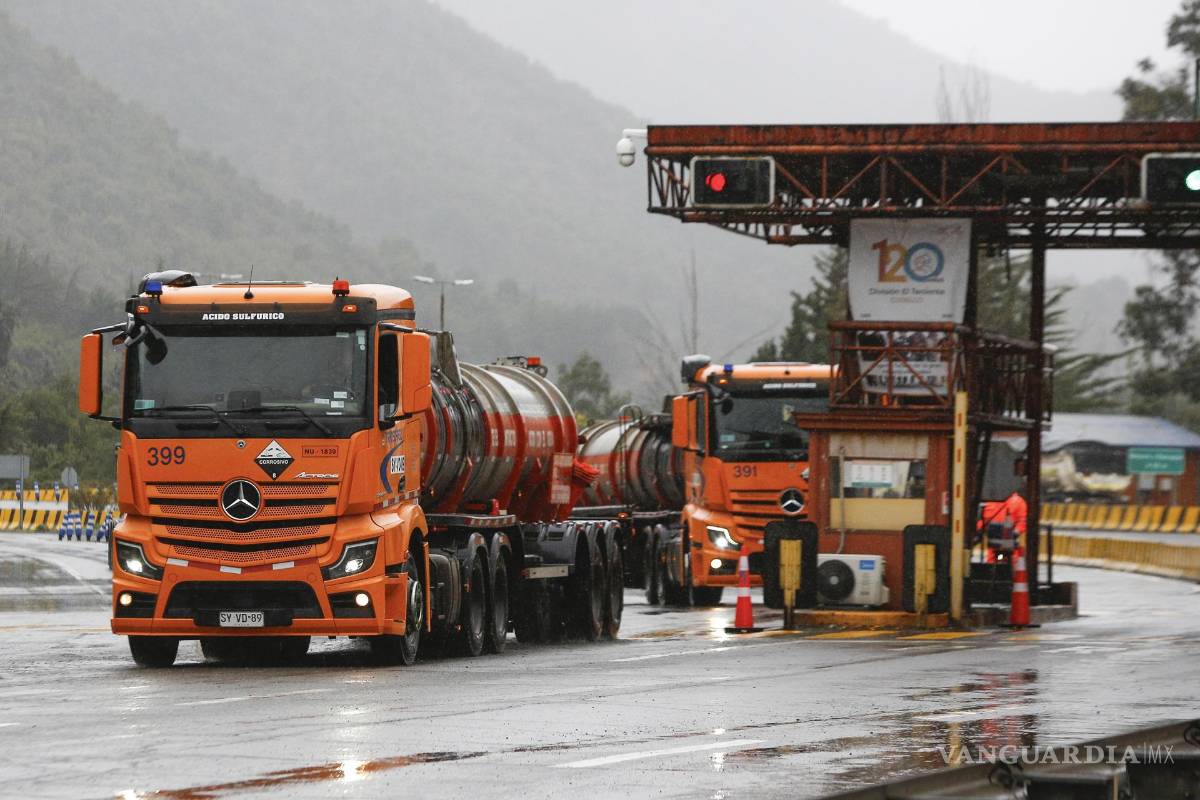 $!Acceso a la mina El Teniente este viernes, en Rancagua (Chile). Al menos un minero murió y otros cinco permanecen desaparecidos.