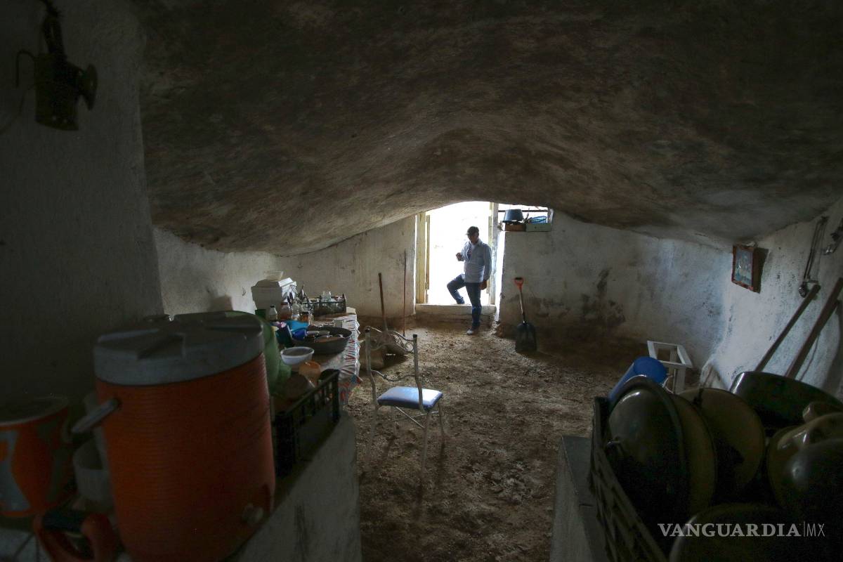 $!Conoce la sorprendente historia de Don Benito, el hombre que habita una casa de Piedra en el desierto coahuilense