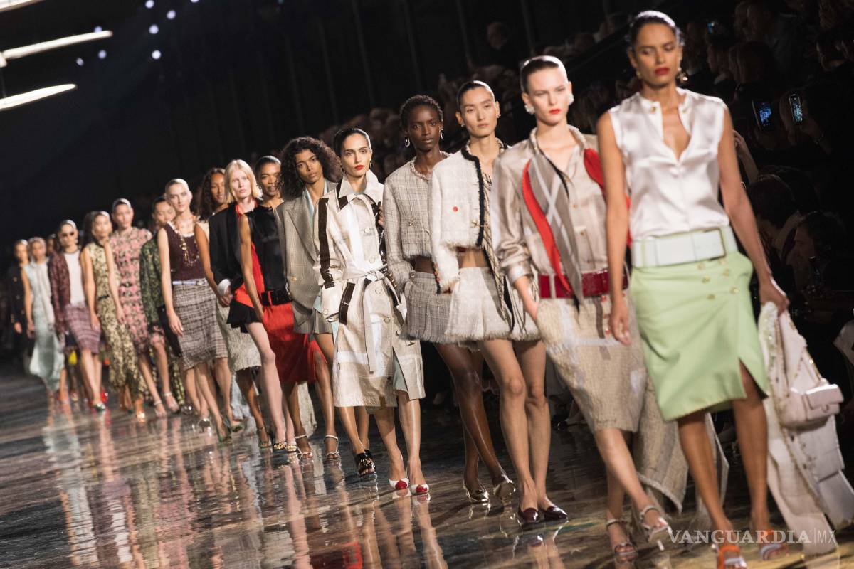 $!La falda aparece en diferentes largos y siluetas, desde versiones estructuradas hasta diseños fluidos. En la imagen, un desfile de Chanel.