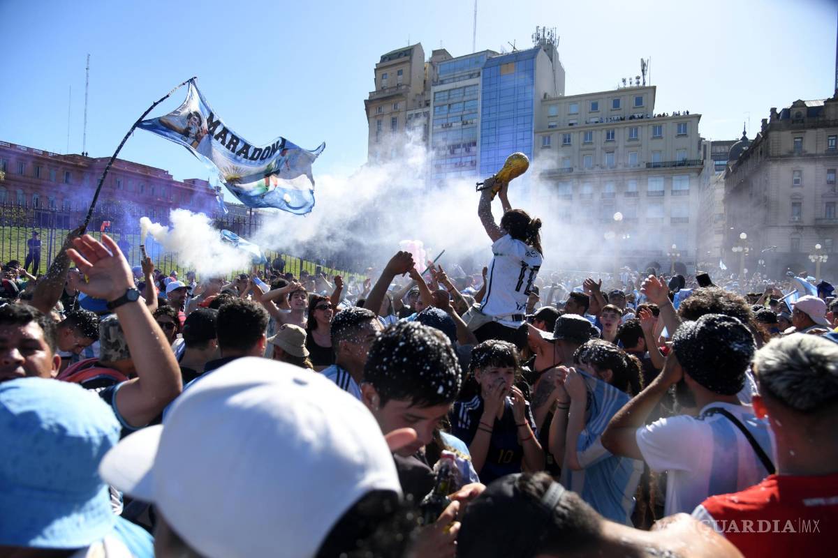 $!Aficionados de la selección argentina recorren las calles para festejar el título en Qatar 2022 e intentar ver el recorrido del autobús con los jugadores.