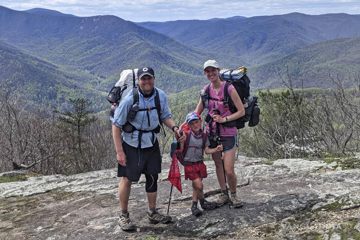 $!Harvey Sutton de 5 años, en el centro, posa con su mamá Cassie, derecha, y su papá Joshua, en la cima de la montaña en Three Ridges, Virginia, mientras camina por el sendero de los Apalaches con su mamá y su papá. AP/Joshua Sutton