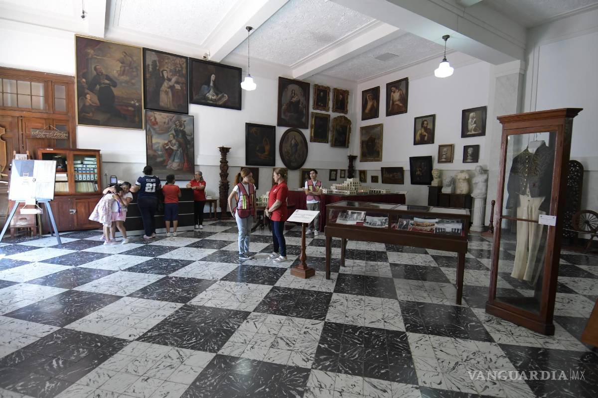 $!Visitantes exploran la impresionante colección de arte virreinal y obras de diferentes periodos en la Pinacoteca del Ateneo Fuente.