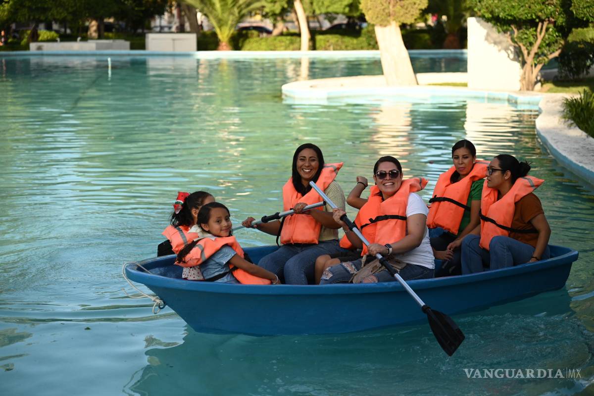 $!Familias saltillenses disfrutan de los paseos en lancha en el Lago República de la Alameda Zaragoza.
