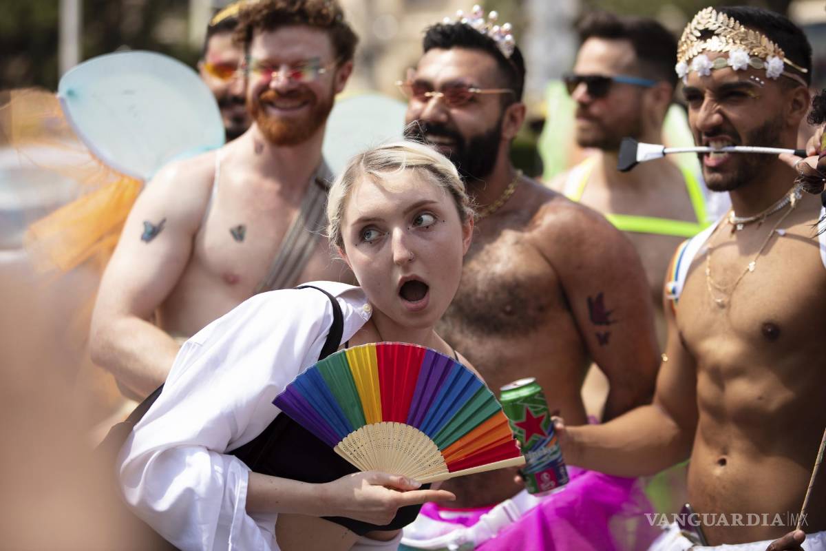 $!Los participantes posan durante el desfile anual del arco iris del orgullo gay, en Viena, Austria.