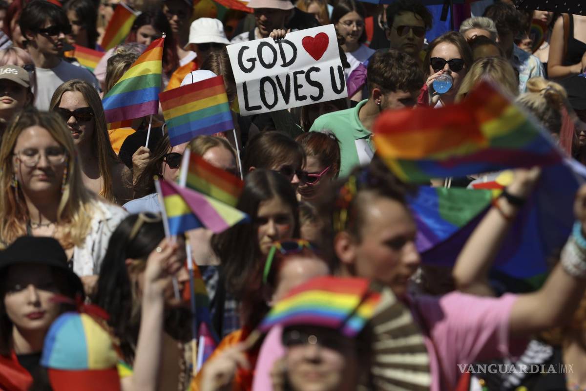 $!Las personas toman parte en el ‘Orgullo de Varsovia y Kyiv’ marchando por la libertad en Varsovia, Polonia.