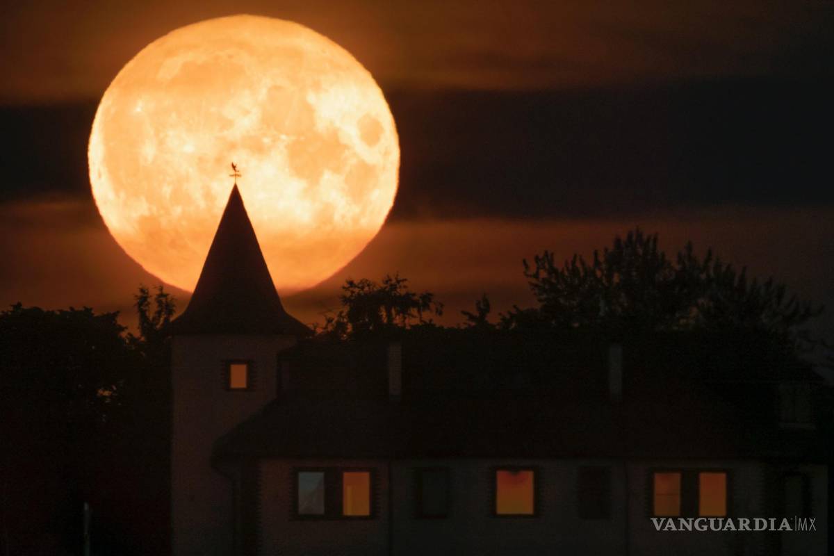 $!La luna lleva se eleva sobre una vivienda en la localidad de Putilovo, a 70 kilómetros (43 millas) al este de San Petersburgo, Rusia, el 13 de julio de 2022.