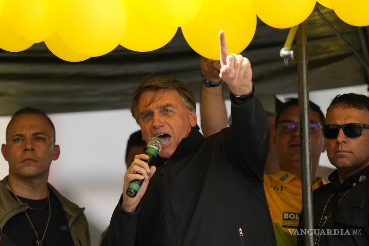 $!El presidente brasileño Jair Bolsonaro habla durante un mitin de campaña en Juiz de Fora, en el estado de Minas Gerais, Brasil.