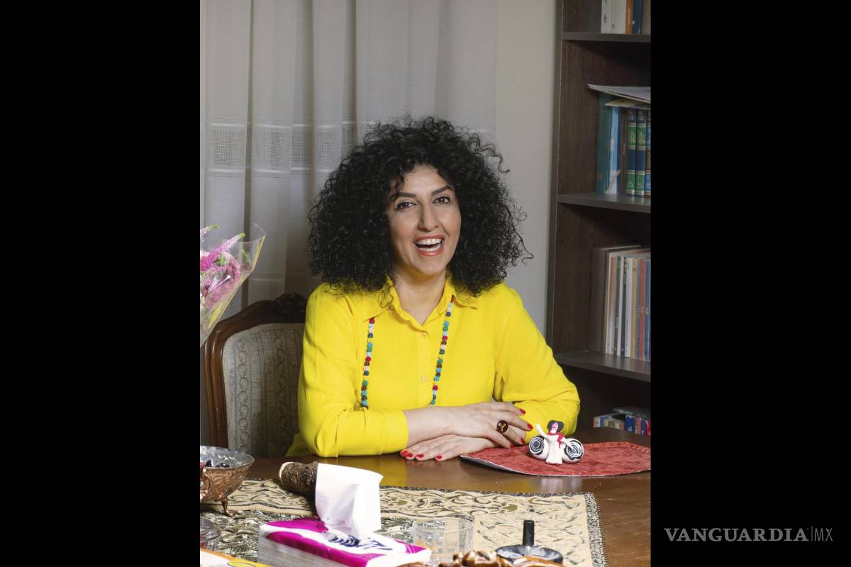 $!Esta foto tomada en 2021 muestra a Narges Mohammadi en Teherán, Irán. La activista iraní encarcelada Narges Mohammadi ganó el Premio Nobel de la Paz el viernes 6 de octubre de 2023 en reconocimiento a su incansable campaña por los derechos de la mujer y la democracia, y contra la pena de muerte. (Reihane Taravati via AP)