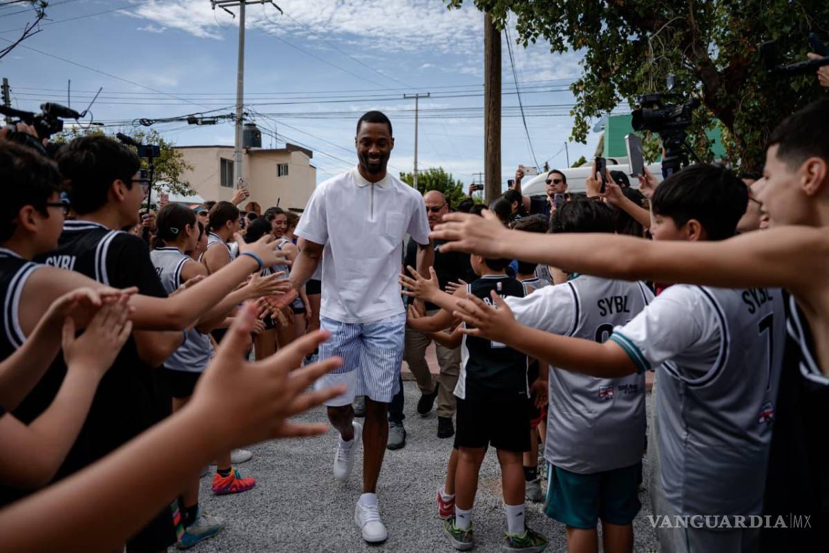 $!Harrison Barnes fue recibido por niñas, niños y jóvenes durante la inauguración de las plazas Satélite Sur Spurs y Lomas del Refugio Spurs en Saltillo.