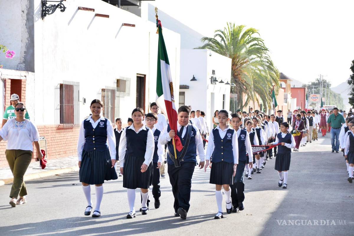 $!Estudiantes de Cuatro Ciénegas participaron en el tradicional desfile cívico del 16 de septiembre.