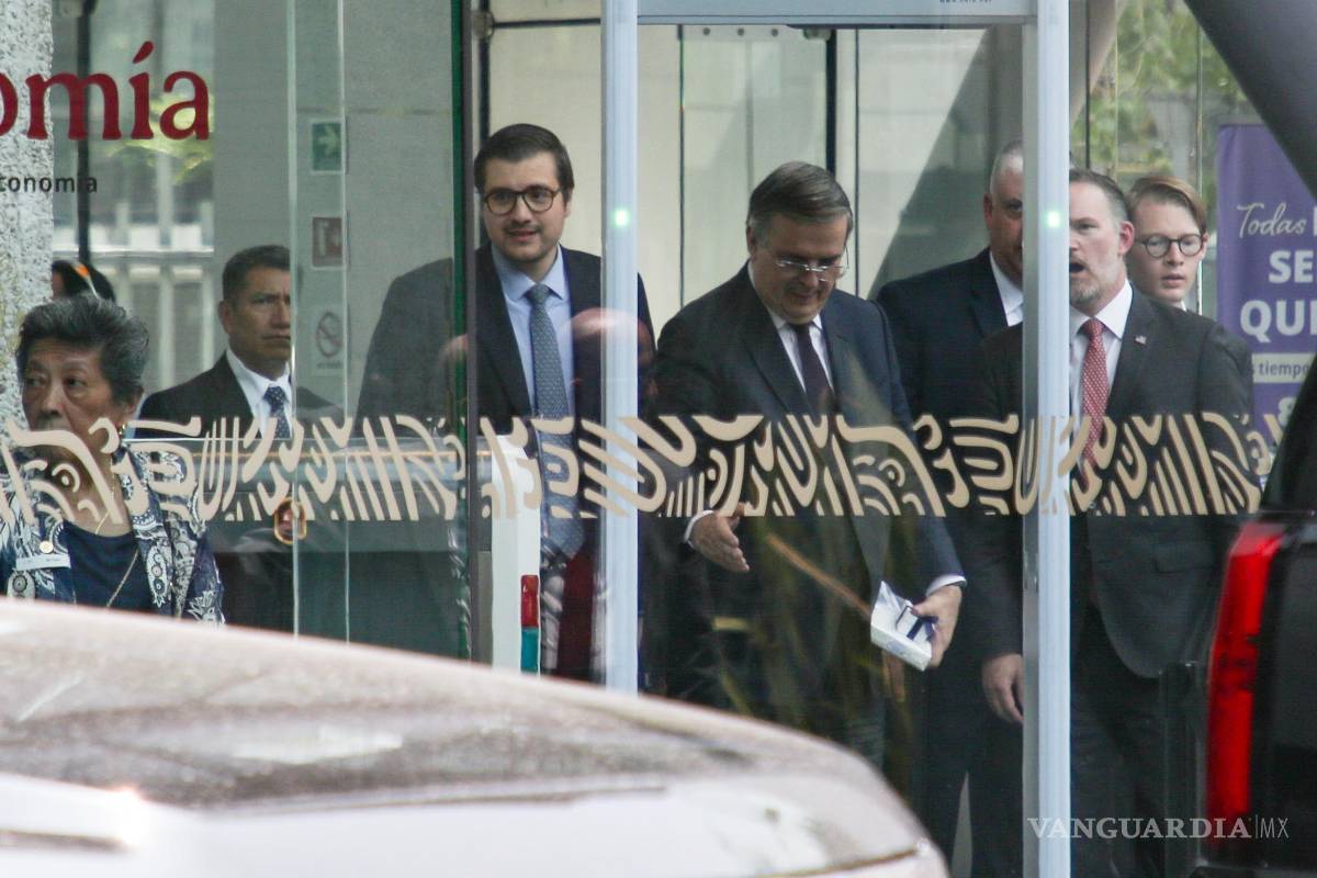 $!CIUDAD DE MÉXICO, 23JULIO2026.- Jamieson Greer, representante comercial de Estados Unidos, y Marcelo Ebrard Casaubon, secretario de Economía, a su salida de la Secretaría de Economía, en el marco de la reanudación de las negociaciones entre México y Estados Unidos sobre el Tratado comercial de América del Norte. FOTO: CAMILA AYALA BENABIB / CUARTOSCURO.COM